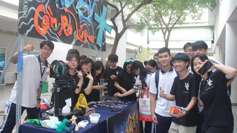 Học sinh lớp 10 hào hứng trải nghiệm các câu lạc bộ, dự án tại ‘ngôi nhà mới’