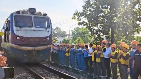 Thông tuyến đường sắt Bắc - Nam sau sự cố sà lan đâm va cầu Ghềnh