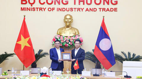 Quyền Bộ trưởng Lê Mạnh Hùng làm việc với Bộ trưởng Bộ Công Thương Lào