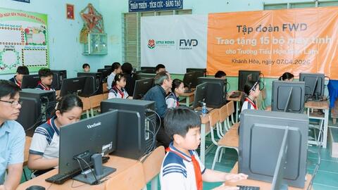 Tập đoàn FWD hỗ trợ thiết bị học tập cho gần 1.500 học sinh tại tỉnh Khánh Hòa