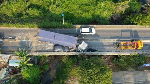 Va chạm giao thông ở cửa ngõ phía Đông TPHCM, giao thông ùn ứ kéo dài