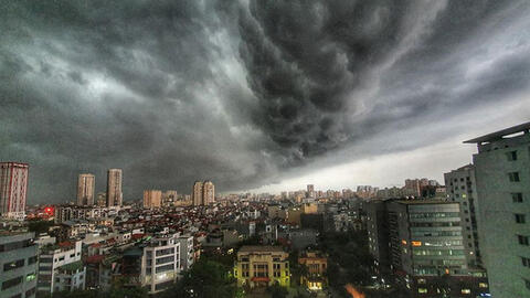 Cảnh báo dông, lốc, sét, mưa đá và mưa lớn cục bộ tại nội thành Hà Nội