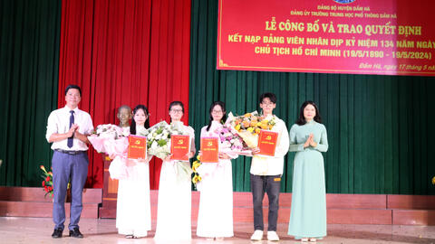 Trường miền núi Quảng Ninh kết nạp đảng viên mới cho học sinh ưu tú
