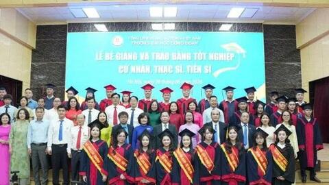 Trường ĐH Công đoàn trao bằng tốt nghiệp cho hơn 1.800 tân khoa