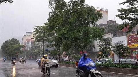 Dự báo thời tiết ngày 30/6: Bắc Bộ mưa dông, Trung Bộ nắng nóng giảm dần