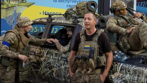 Xem quân đội Nga tiến công vào cứ điểm cuối cùng của Ukraine ở Donbass