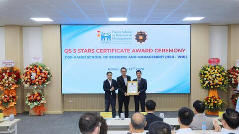 Trao chứng nhận cho trường công lập đầu tiên của Việt Nam đạt QS Stars 5 sao