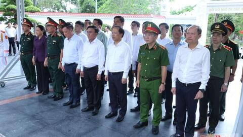 Thường trực Ban Bí thư Trần Cẩm Tú dâng hương tưởng niệm Anh hùng liệt sĩ tại Ngã ba Đồng Lộc