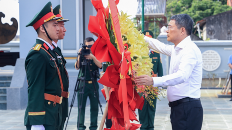 Thủ tướng dâng hương tưởng niệm các Anh hùng liệt sĩ và tặng quà người có công tại Lạng Sơn