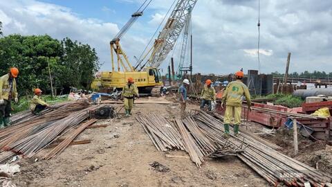 Còn vướng mặt bằng, cầu Ba Lai 6 vẫn tăng tốc thi công