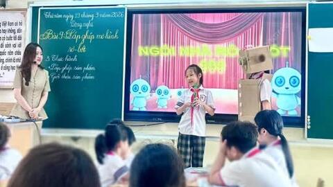 Quảng Ninh đưa đón học sinh đến trường bằng xe buýt trong năm học mới