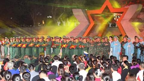 Xúc động chương trình 'Sao sáng dẫn đường' tri ân các Anh hùng liệt sĩ