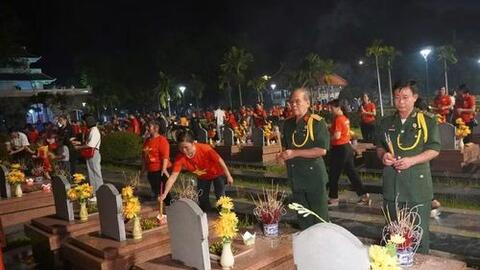 Hàng nghìn ngọn nến tri ân thắp sáng khắp Nghĩa trang Liệt sĩ A1 ở Điện Biên