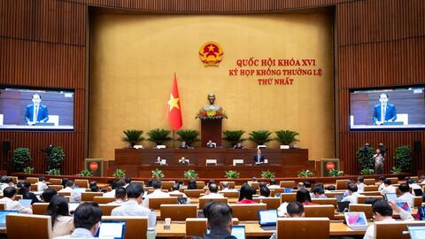 Quốc hội thảo luận ở hội trường về dự án Luật Phát triển đô thị