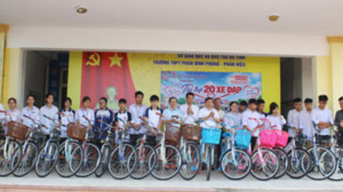 Báo GD&TĐ trao xe đạp, tiếp sức học sinh khó khăn Hà Tĩnh đến trường