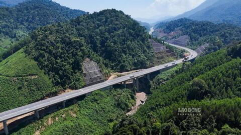 Diện mạo mới tuyến cao tốc 4 làn xe xuyên núi rừng Bạch Mã