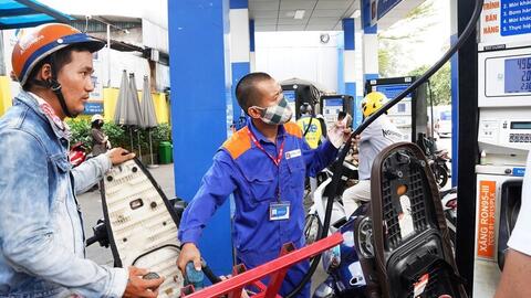 Giá xăng dầu giảm và phép thử cho thị trường tự quyết giá