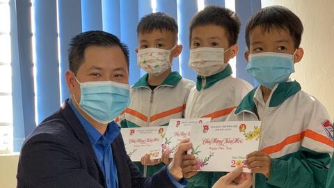 Bắc Giang: Tặng 350 suất quà đến học sinh có hoàn cảnh khó khăn dịp Tết