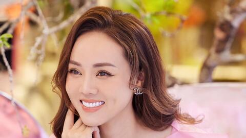Ngọc Hà - vợ NSND Công Lý xinh đẹp trong loạt ảnh đón tuổi mới, hé lộ về cái Tết viên mãn, đầm ấm