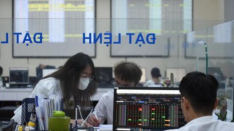 Chứng khoán tăng 100 điểm, cổ đông lớn liên tục chốt lời