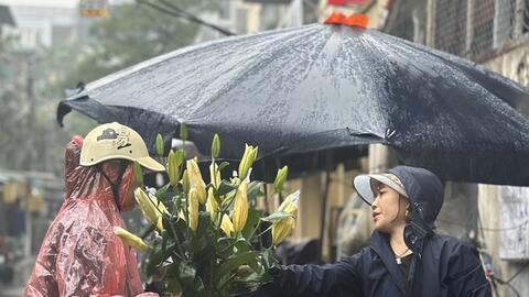 Hà Nội: Trời mưa không ngớt, thị trường rằm tháng Giêng đìu hiu