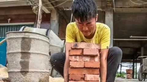 “Cậu bé bốc gạch” nuôi gia đình vẫn đỗ ĐH Thanh Hoa, vừa ra trường đc trả lương 3 tỷ đồng/năm vẫn từ chối: Cuộc sống hiện giờ ra sao?