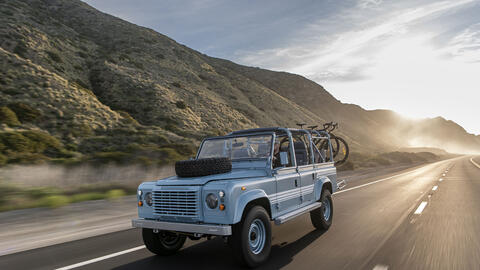 Chiếc Land Rover Defender này dễ hút khách đi chơi biển: Như nhà nghỉ di động, nhiều đồ chơi để quẩy giá quy đổi 6,3 tỷ