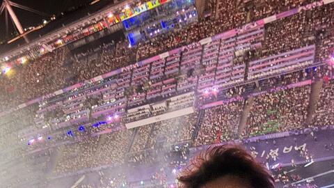 Bức ảnh selfie 7 triệu view của Tom Cruise trước khi nhảy từ độ cao 50m ở Lễ bế mạc Olympic