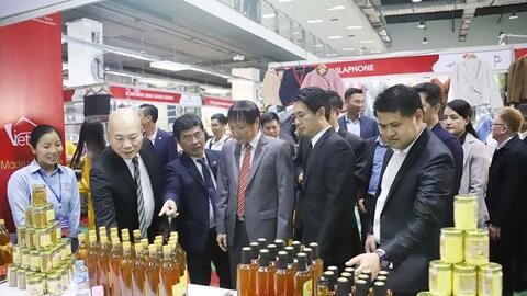 Việt Nam-Lào thảo luận việc sử dụng đồng nội tệ trong thương mại và đầu tư