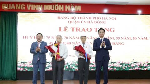 Trao Huy hiệu Đảng cho đảng viên lão thành quận Hà Đông