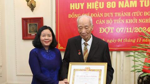 Bí thư Thành ủy trao Huy hiệu Đảng tặng đảng viên lão thành