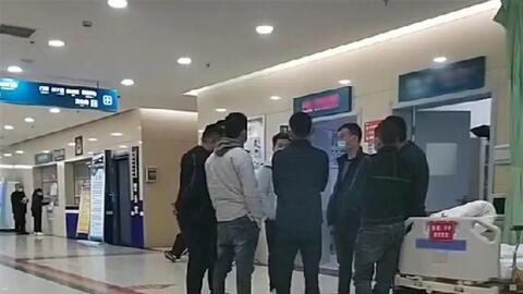 Ngày cuối năm trong bệnh viện, 9 người đàn ông túm tụm trước phòng cấp cứu: Người dưng nghe chuyện mà rưng rưng