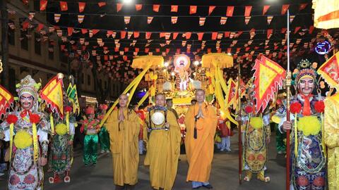 Rực rỡ sắc màu văn hóa Việt Nam cùng cung rước xá lợi Phật