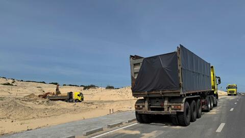 Đường vào Cảng trung chuyển quốc tế Vân Phong hư hỏng nghiêm trọng do xe quá tải