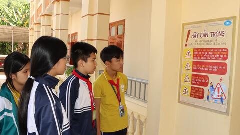 Xây dựng trường học không khói thuốc: Siết quản lý, bảo vệ học sinh