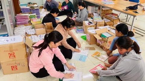 Giáo viên vùng cao Quảng Trị đến tận bản làng vận động học sinh đến lớp