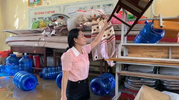 Trao tặng sách giáo khoa miễn phí cho học sinh vùng lũ tại Hà Tĩnh