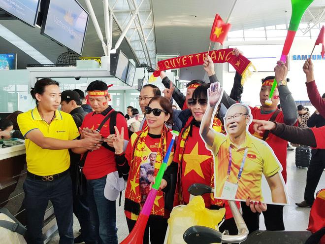 Hàng trăm cổ động viên nhuộm đỏ sân bay Nội Bài cổ vũ đội tuyển U22 Việt Nam - Ảnh 2. Hàng trăm cổ động viên nhuộm đỏ sân bay Nội Bài cổ vũ đội tuyển U22 Việt Nam - Ảnh 2.
