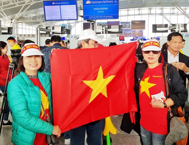 Hàng trăm cổ động viên nhuộm đỏ sân bay Nội Bài cổ vũ đội tuyển U22 Việt Nam - Ảnh 5. Hàng trăm cổ động viên nhuộm đỏ sân bay Nội Bài cổ vũ đội tuyển U22 Việt Nam - Ảnh 5.