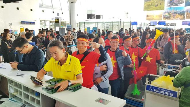 Hàng trăm cổ động viên nhuộm đỏ sân bay Nội Bài cổ vũ đội tuyển U22 Việt Nam - Ảnh 4. Hàng trăm cổ động viên nhuộm đỏ sân bay Nội Bài cổ vũ đội tuyển U22 Việt Nam - Ảnh 4.