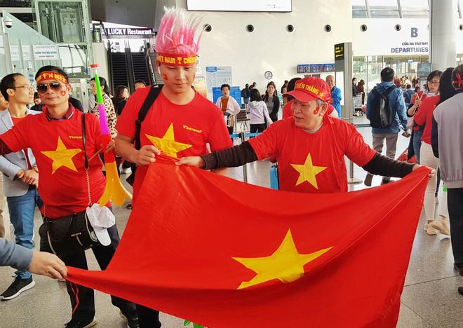Hàng trăm cổ động viên nhuộm đỏ sân bay Nội Bài cổ vũ đội tuyển U22 Việt Nam - Ảnh 1. Hàng trăm cổ động viên nhuộm đỏ sân bay Nội Bài cổ vũ đội tuyển U22 Việt Nam - Ảnh 1.