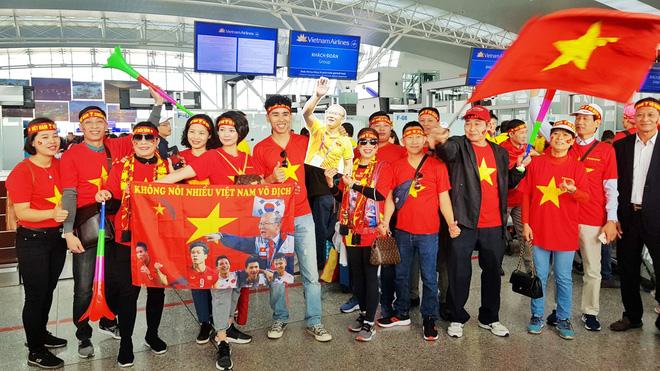Hàng trăm cổ động viên nhuộm đỏ sân bay Nội Bài cổ vũ đội tuyển U22 Việt Nam - Ảnh 3. Hàng trăm cổ động viên nhuộm đỏ sân bay Nội Bài cổ vũ đội tuyển U22 Việt Nam - Ảnh 3.