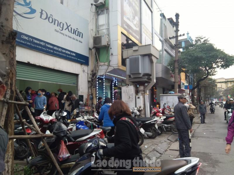 Dân Hà Nội đổ xô đi mua khẩu trang vải kháng khuẩn Dệt kim Đông Xuân dan ha noi do xo di mua khau trang vai khang khuan det kim dong xuan