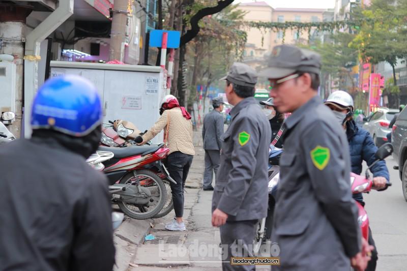 Dân Hà Nội đổ xô đi mua khẩu trang vải kháng khuẩn Dệt kim Đông Xuân dan ha noi do xo di mua khau trang vai khang khuan det kim dong xuan