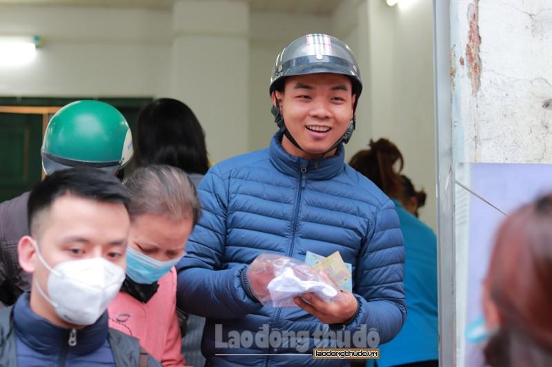Dân Hà Nội đổ xô đi mua khẩu trang vải kháng khuẩn Dệt kim Đông Xuân dan ha noi do xo di mua khau trang vai khang khuan det kim dong xuan