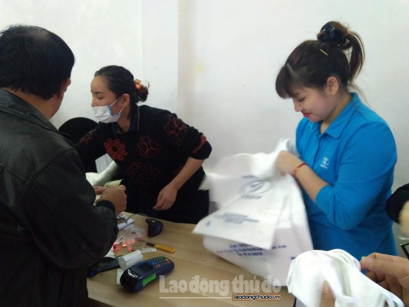 Dân Hà Nội đổ xô đi mua khẩu trang vải kháng khuẩn Dệt kim Đông Xuân dan ha noi do xo di mua khau trang vai khang khuan det kim dong xuan