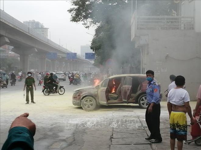 Xe ô tô vừa đổ xăng bất ngờ bốc cháy dữ dội - Ảnh 1. Xe ô tô vừa đổ xăng bất ngờ bốc cháy dữ dội - Ảnh 1.