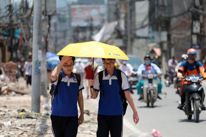 Những ngày thi tốt nghiệp THPT, cả 3 miền ngày nắng, chiều tối và đêm mưa dông - Ảnh 1. Những ngày thi tốt nghiệp THPT, cả 3 miền ngày nắng, chiều tối và đêm mưa dông - Ảnh 1.