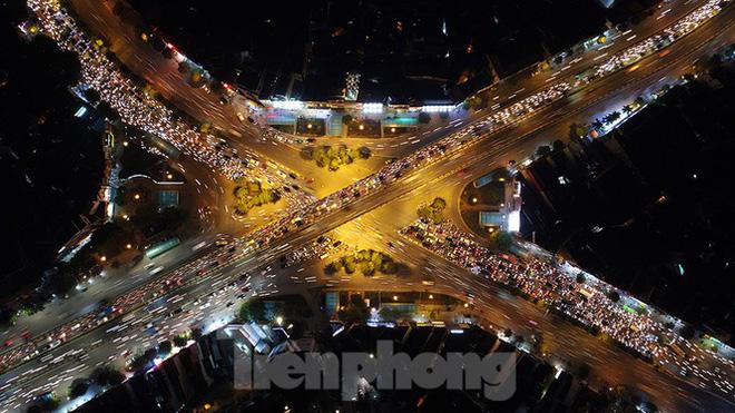 Cầu vượt trăm tỷ và những nút giao thông nhiều tầng Hà Nội nhìn về đêm - Ảnh 6. Cầu vượt trăm tỷ và những nút giao thông nhiều tầng Hà Nội nhìn về đêm - Ảnh 6.