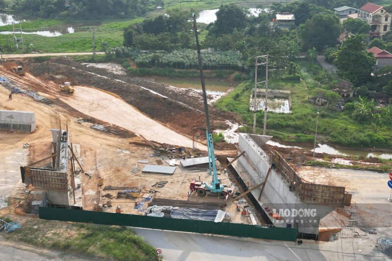 Máy móc cỡ lớn được huy động để thi công hạng mục quan trọng này. Ảnh: Tô Công.
